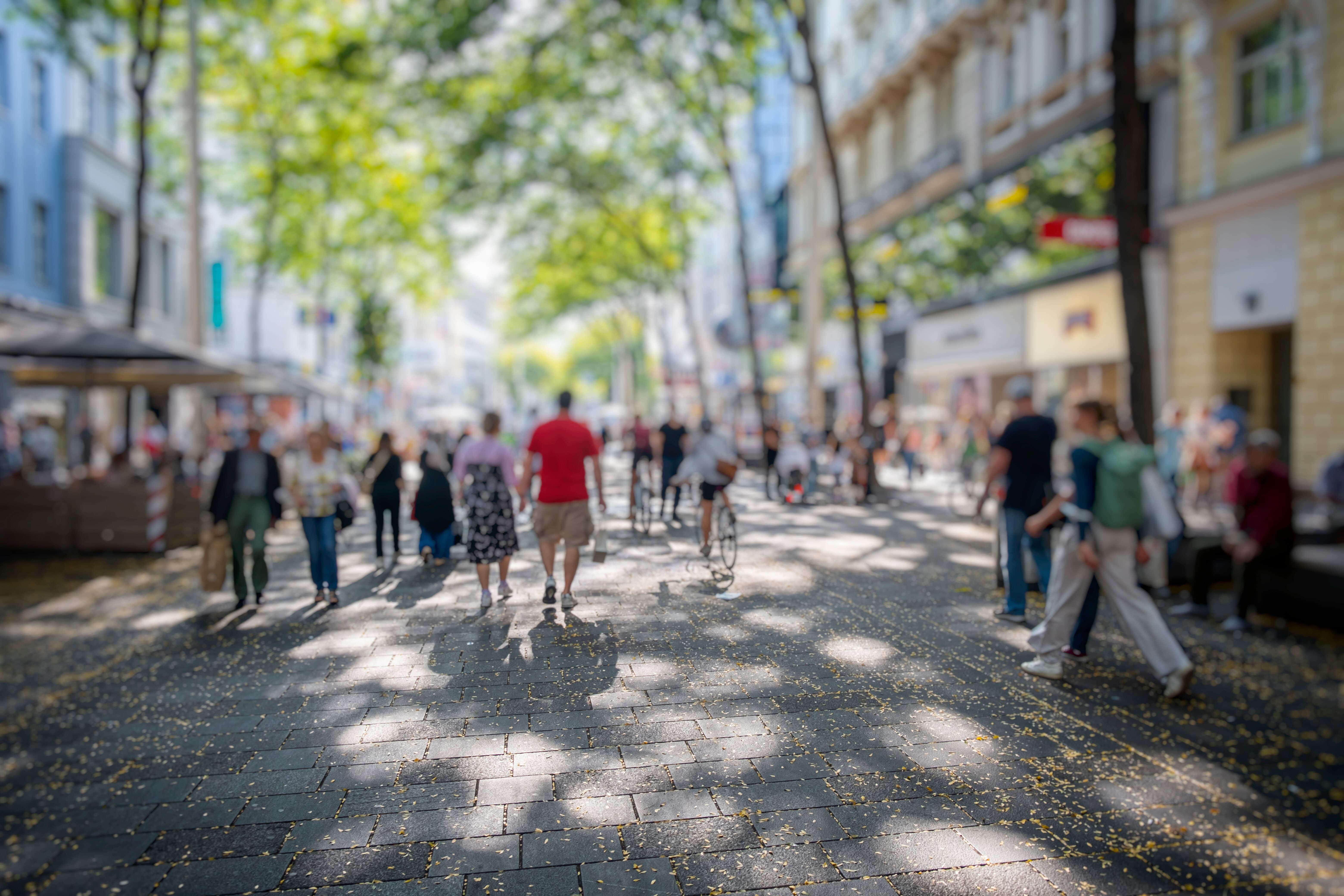 avenue with pedestrians and cyclists